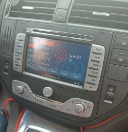 Wyświetlacz radia zintegrowany z panelem sterowania klimatyzacją w Fordzie C-Max 2007.