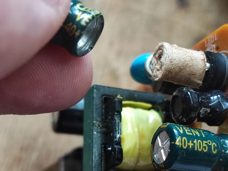 Uszkodzony kondensator w zasilaczu