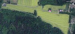 Widok satelitarny obszaru z zaznaczoną linią o długości 1,02 km między dwoma punktami.
