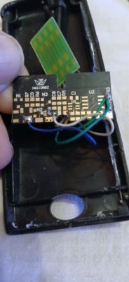 Wnętrze obudowy z widocznym układem elektronicznym i kablami.