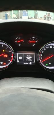 Gdzie znajdę schemat podłączenia skrzynki bezpieczników w Oplu Astra K 1.0?