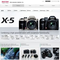 Dwie cyfrowe lustrzanki Pentax X-5 z akcesoriami i funkcjami na ekranie.