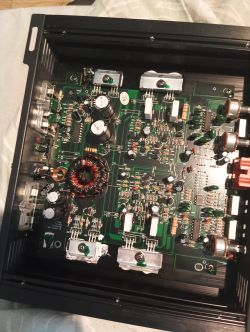 Wzmacniacz nie działa mimo sprawnego bezpiecznika – analiza uszkodzeń PCB ze zdjęcia