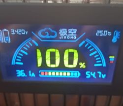 Kolorowy wyświetlacz BMS z poziomem naładowania 100%, napięciem 54,7 V i temperaturą 25°C