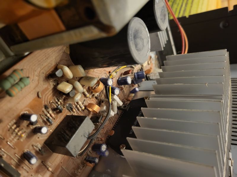 Wnętrze wzmacniacza Sharp 7700 z widoczną płytą PCB i radiatorem