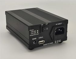 Czarny zasilacz w metalowej obudowie z włącznikiem, portem USB-A i gniazdem AC INPUT