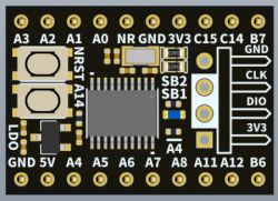 Płytka WeActStudio STM32 C011F6P6 z widocznymi wyprowadzeniami i elementami.