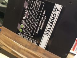 Etykieta zasilacza Chieftec GPS-600A8 z danymi technicznymi.