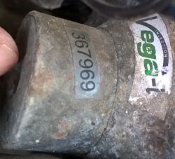 Naklejka z napisem Vega-i i numerem 367969 na metalowej części.
