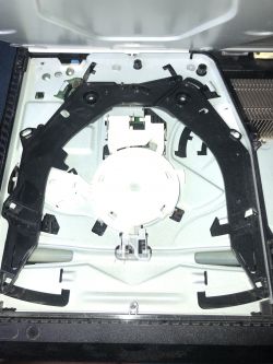 Konsola PS4 Slim nie wciąga płyty - podejrzenie o zagubione elementy napędu