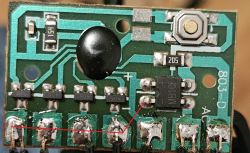 Zdjęcie płytki drukowanej z widocznymi komponentami elektronicznymi i połączeniami lutowanymi.