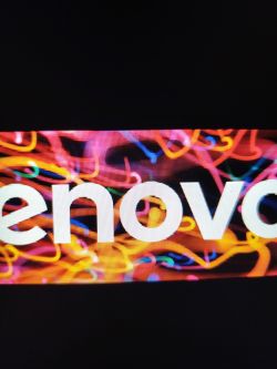 Defekt ekranu laptopa z logo Lenovo i widocznym pasem o innym kolorze u góry