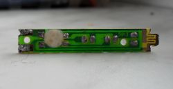 Mała płytka drukowana z elementami elektronicznymi do oświetlenia rowerowego