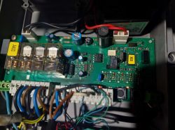 Płytka elektroniczna systemu Mindy A400 z widocznymi komponentami i okablowaniem.