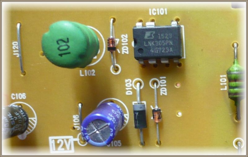 Zbliżenie na elementy elektroniczne na płytce drukowanej.