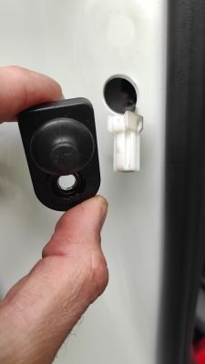 Kia Rio 2013: Kontrolka otwartych drzwi i problem z centralnym zamkiem