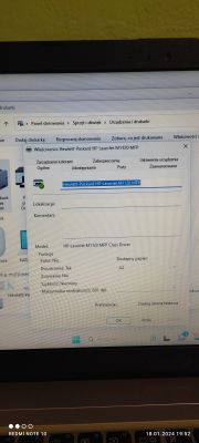 Okno właściwości drukarki HP LaserJet M1120 MFP na ekranie laptopa
