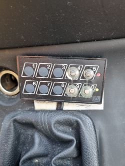 Panel klawiatury kodowej w samochodzie Toyota Corolla E12 z 2004 roku