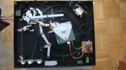 Widok wnętrza gramofonu Kenwood KD 5010 z widocznymi częściami mechanicznymi i podzespołami elektronicznymi.