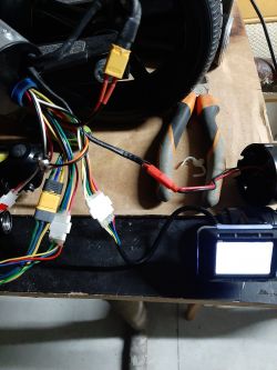 Wymiana sterownika i wyświetlacza w hulajnodze Momo Design - blokowanie koła