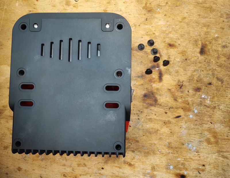 Spód stacji lutowniczej Yato YT-82462 z odkręconymi nóżkami