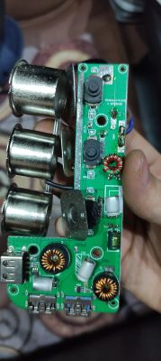 Wnętrze rozdzielacza gniazda zapalniczki samochodowej z widocznymi elementami elektronicznymi.