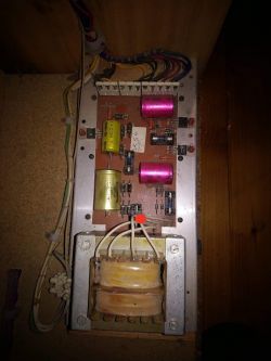 Dlaczego bezpiecznik T2A w organach Viscount Domus DK60 się przepala?