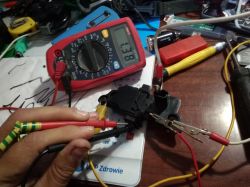 Miernik Uni-T podłączony do regulatora napięcia, odczyt 8.8V.