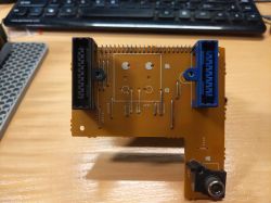 Płytka drukowana z dwoma złączami i ścieżkami złoconymi.