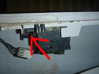Jak wymienić zatrzask klapy w pralce Polar PTL 2110 D?