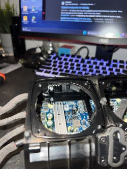 Widok wnętrza głośnika JBL Xtreme 3 z widoczną płytką elektroniczną.