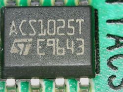 Zbliżenie na układ scalony ACS1025T z numerem E9643.