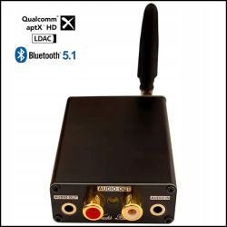 Czarny odbiornik Bluetooth 5.1 z anteną i złączami audio na przednim panelu