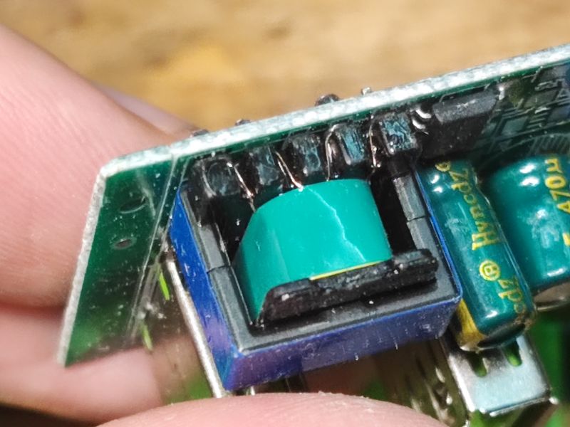 Przedłużacz/listwa 2m 4 gniazda i 3 USB za 35 zł o tajemniczej wydajności prądowej