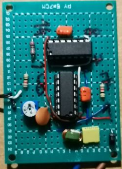 Płytka prototypowa z zamontowanymi elementami elektronicznymi, w tym układami scalonymi i rezystorami.