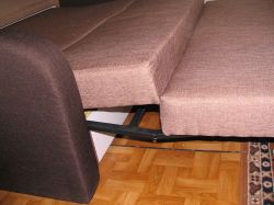 Kanapa z widoczną zmianą geometrii po 2 latach użytkowania.