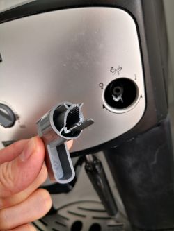De'Longhi Caffe Corso ESAM2800.SB EX:1 – jak wyjąć stare pokrętło pary i włożyć nowe?