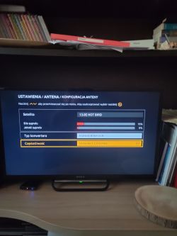 Ekran telewizora z menu konfiguracji anteny: HOT BIRD 13.0E, siła 10%, jakość 0%, konwerter SCR
