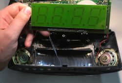 Wnętrze rozebranego radiobudzika z dużym wyświetlaczem 7-segmentowym