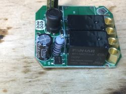 Zbliżenie na płytkę drukowaną włącznika światła z elementami elektronicznymi i przekaźnikiem FANHAR.