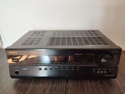 Wzmacniacz ONKYO TX-SR508 umieszczony na drewnianym stole.