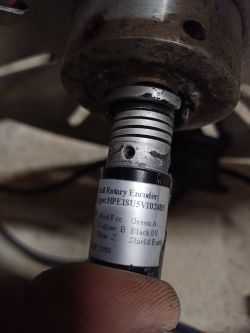Zbliżenie na czujnik Hall Rotary Encoder z widoczną etykietą informacyjną.