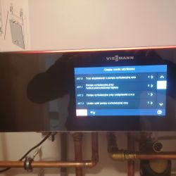 Panel sterowania kotła Viessmann z menu ciepłej wody użytkowej na wyświetlaczu.