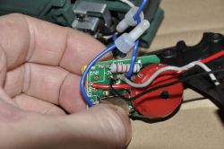 Ręka trzyma płytkę sterującą szlifierki kątowej Parkside PWS 125 F5.