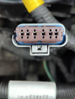 Zbliżenie na wtyczkę elektryczną w komorze silnika samochodu