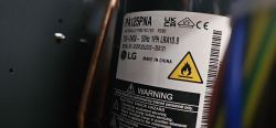Etykieta sprężarki LG z oznaczeniami technicznymi i ostrzeżeniami.