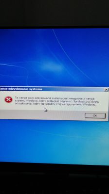 Komunikat o błędzie na ekranie komputera informujący o niezgodności wersji opcji odzyskiwania systemu Windows.