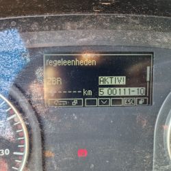 Wyświetlacz deski rozdzielczej pojazdu z komunikatem w języku holenderskim.