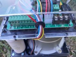 Zbliżenie na chiński panel elektroniczny z widocznymi okablowaniem i złączami.