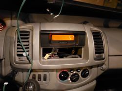 Renault Trafic 2008 - nieoryginalne radio a sterowanie przyciskami